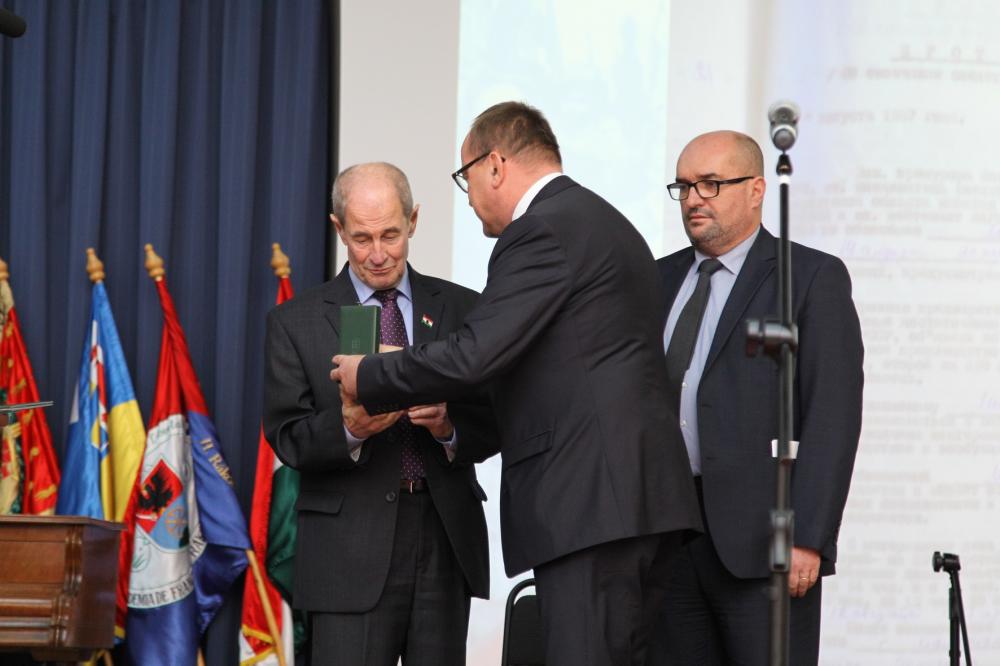 Kétnapos nagyszabású Kárpát-medencei tudományos konferenciát szerveztek Beregszászban. November 4–5. között az 1956-os forradalom és szabadságharc 60. évfordulója alkalmából a II. Rákóczi Ferenc Kárpátaljai Magyar Főiskolán (II. RFKMF) történészszimpóziumot tartottak. A nemzetközi esemény a főiskola és a GENIUS Jótékonysági Alapítvány közös szervezésében valósult meg az ’56-os emlékbizottság támogatásával.