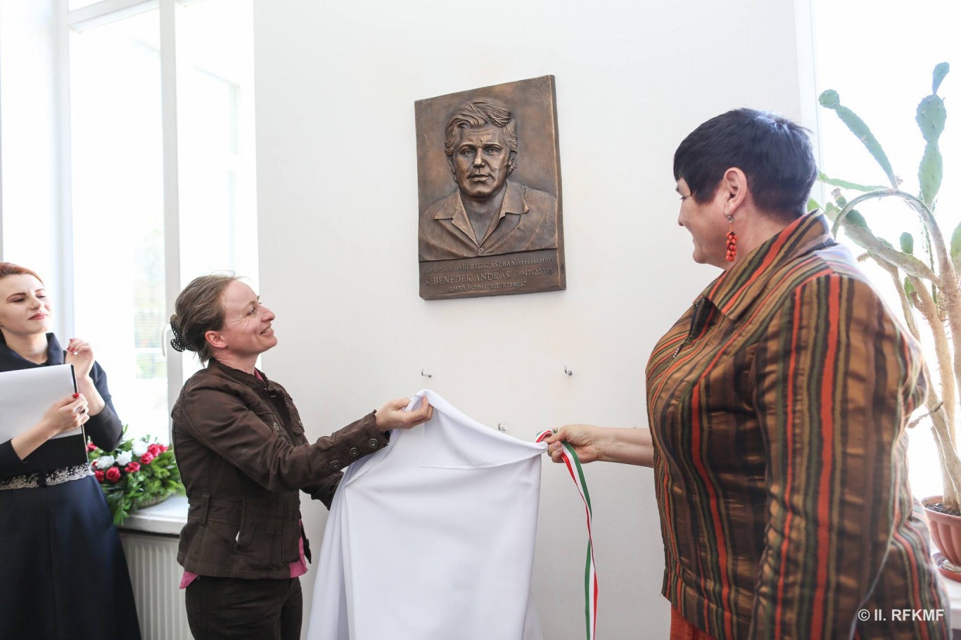 Felavatták S. Benedek András domborművét a beregszászi magyar főiskolán