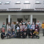 A 2022/2023-as tanévben is, minden természetkedvelő diák számára, nyitva áll a II. Rákóczi Ferenc Kárpátaljai Magyar Főiskola Erdei Iskolájának és Kutatóbázisának kapuja, amely Nagydobrony határában helyezkedik el. A közelgő „Madarak és fák napja” (május 10.) apropójából 2023. május 09-én természet és környezetismereti foglalkozásra került sor az iskolában. A foglalkozáson 21 diák vett részt, akik a Beregszászi Bethlen Gábor Líceum 5-dik osztályosai voltak. A program felelőse Dr. Kohut Erzsébet a helyszínen üdvözölte a megjelenteket, valamint bemutatta az erdei iskola épületét, környezetét, ezáltal invitálva, több napos programra a hallgatóságot. A program a természet-és erdő ismeret jegyében zajlott. Az erdei iskola épületétől a Szernye csatorna töltéséig vezető úton, Dr. Kohut Erzsébet számos fontos ismeretanyaggal bővítette a megjelent gyerekek tudását, több növényfajt illetve állatfajt is lehetőségük volt közelebbről is szemügyre venni. A hasznos ismeretanyag után a tanárnő játékba vonta be a megjelenteket. A játék menetébe bekapcsolódott Bíró Renáta, Sass Patrik és Gál Dóra Dominika a II. RFKMF biológia szakos hallgatói. A játék után Gál Dóra Dominika tartott egy gyógynövényekkel kapcsolatos foglalkozást, majd közös szalonnasütéssel zárult a program. A gyerekek nagyon élvezték a természetben töltött időt, végig megfigyelhető volt az érdeklődés részükről. Kísérőtanárként jelen volt Márkus Julianna, Panykó Éva a Beregszászi Bethlen Gábor Líceum tanárai, illetve Kázmér Éva, a II. RFKMF Biológia és Kémia tanszék munkatársa.