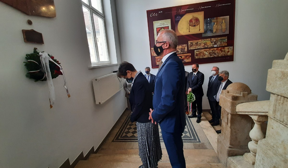 Megkoszorúzták Mádl Ferenc emléktábláját a Rákóczi-főiskolán