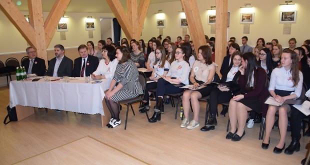 https://kme.org.ua/hu/hirek/amikor-a-csendes-generacio-megszolal-szonokverseny-a-rakoczi-foiskolan/