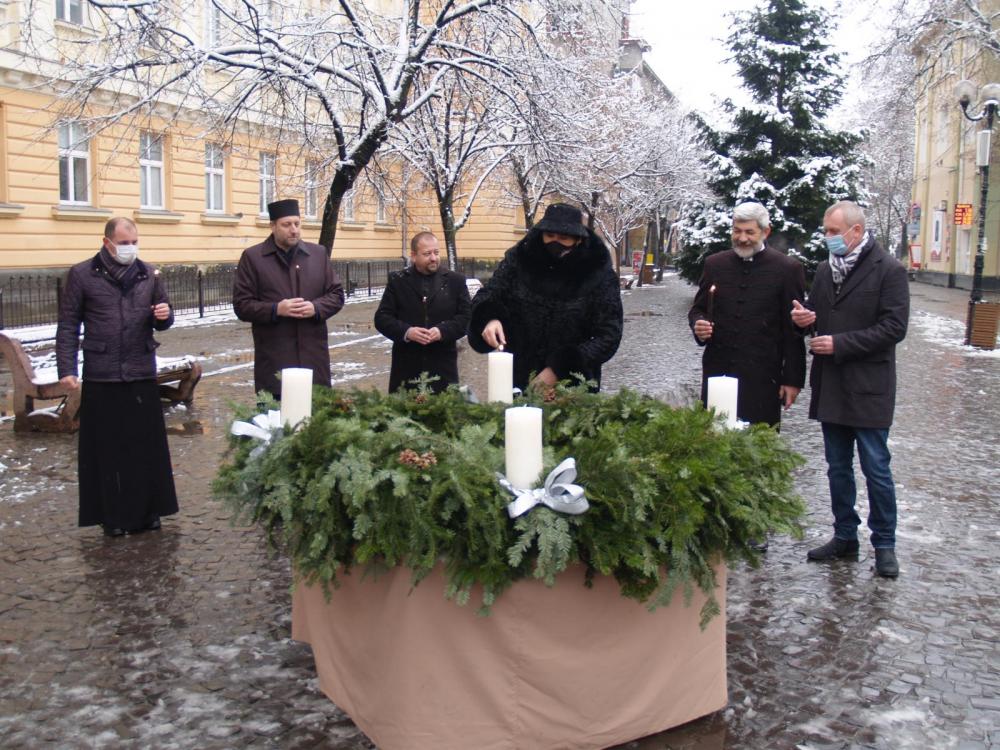 Adventi gyertyagyújtás Beregszász főterén
