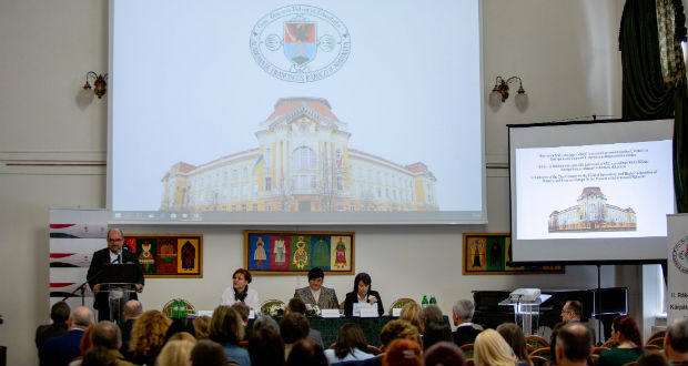 https://kme.org.ua/hu/hirek/a-koz-es-felsooktatas-elott-allo-kihivasok-a-21-szazadban-kelet-kozep-europaban-az-oktatasi-reformok-tukreben-konferencia-a-rakoczi-foiskolan/