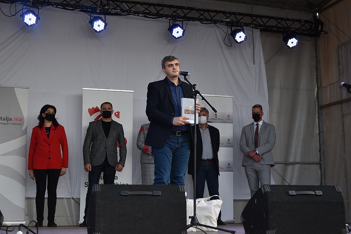 Könyvadomány a szerednyei közösségnek