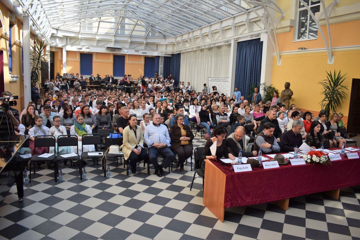 https://kme.org.ua/hu/hirek/ahol-elfogynak-a-szavak-ott-beszelni-kezd-a-zene-lezajlott-a-szol-a-fulemule-v-karpataljai-nepzenei-es-neptanc-tehetsegkutato-elodontoje/