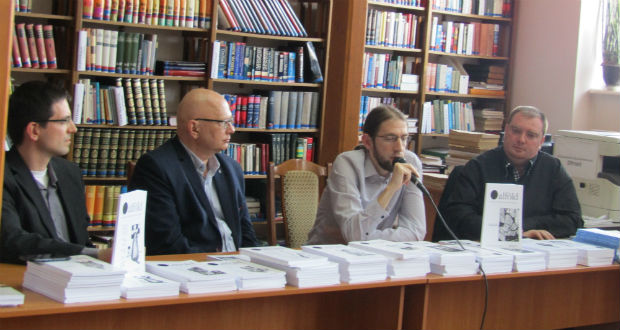 Az Alföld folyóirat látogatott el Beregszászba április 16-án a II. Rákóczi Ferenc Kárpátaljai Magyar Főiskola Magyar Tanszéki Csoportjának meghívására. A lapbemutatón Szirák Péter, Lapis József és Herczeg Ákos szerkesztőkkel beszélgetett Csordás László, főiskolánk oktatója. A 70 éves a debreceni Alföld irodalmi, művészeti és kritikai folyóirat lapbemutató a Főiskola Magyar Tanszéki Csoportjának szervezésében valósult meg.