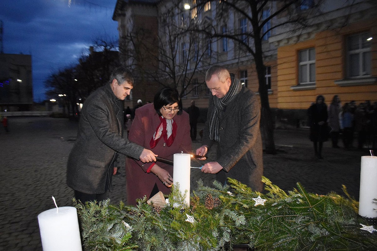 Közös advent Beregszászban – első gyertyagyűjtás