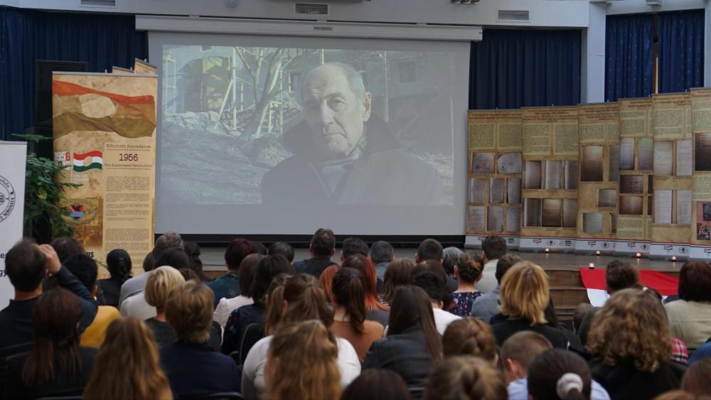 https://kme.org.ua/hu/hirek/a-vezer-nelkuli-forradalom/
